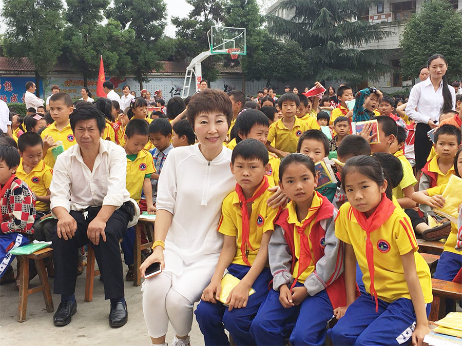 2017年6月，耿晓梅董事长给儿童赠送学习用品
